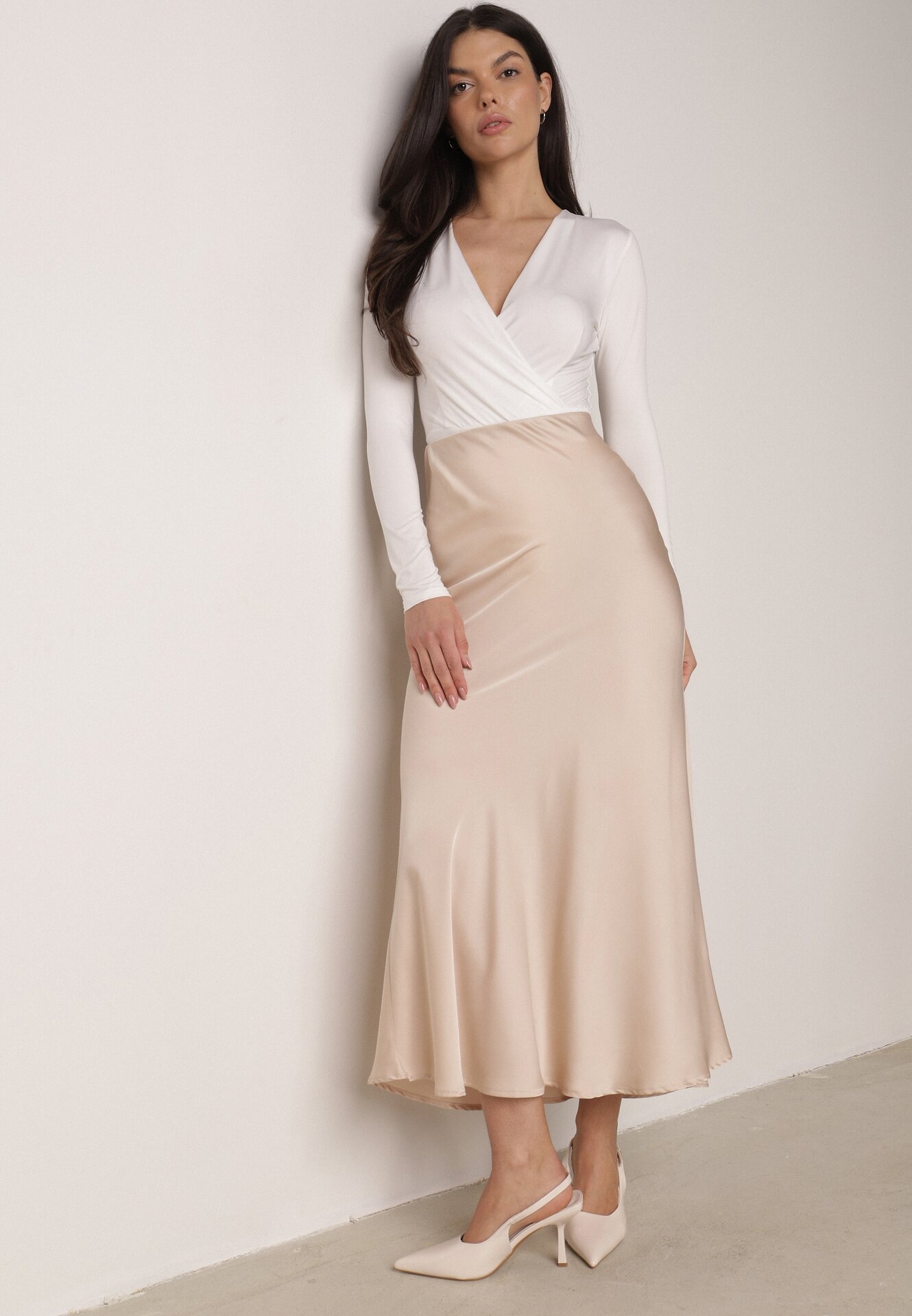 Beżowa Satynowa Spódnica z Lekko Rozkloszowanym Dołem Zinnemira