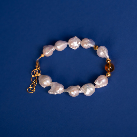 Bransoletka z perłami i bursztynową kulką