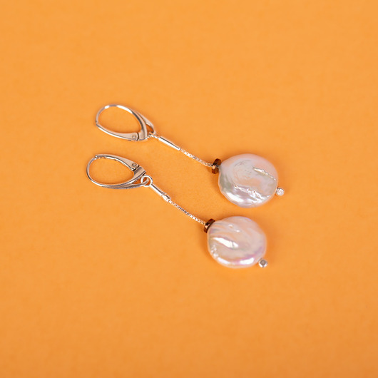 Kolczyki srebrne wiszące z perłą