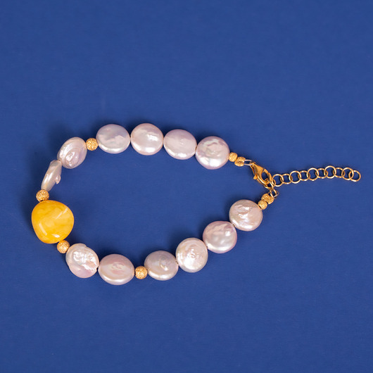 Bransoletka z perłami i bursztynową kulką