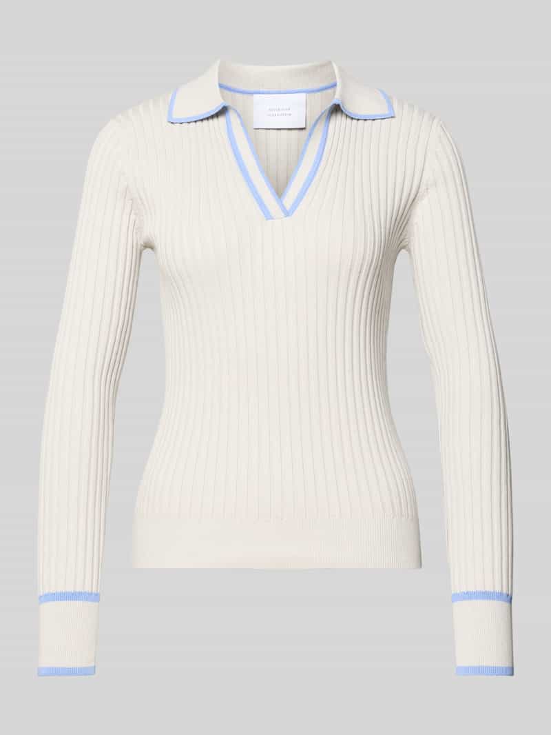 Prążkowany longsleeve z dekoltem w serek