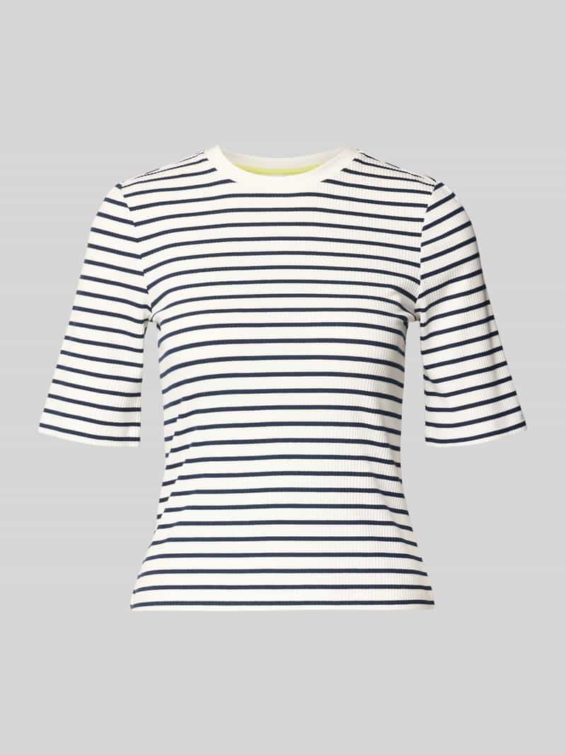 Prążkowany T-shirt we wzór w paski - curated by Tinvcb