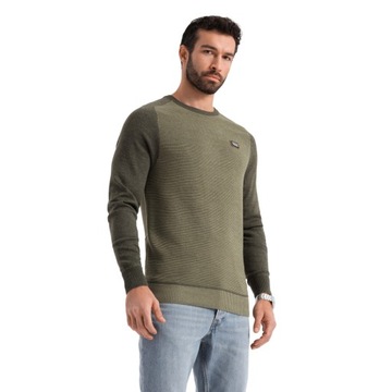 Bawełniany sweter męski z naszywką oliwkowy Ombre OM-SWSW-0121 V2 roz. L