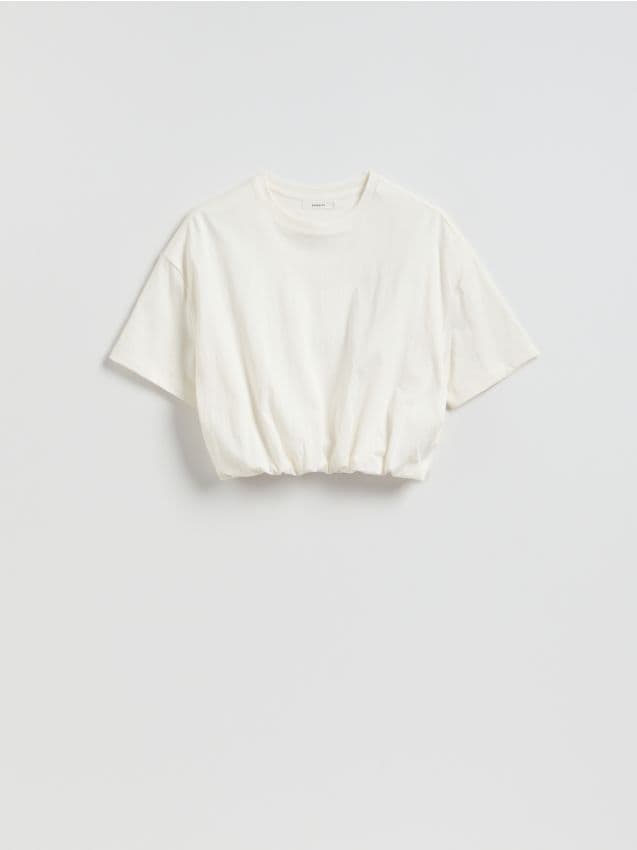 Reserved - Krótki t-shirt z marszczeniem - złamana biel