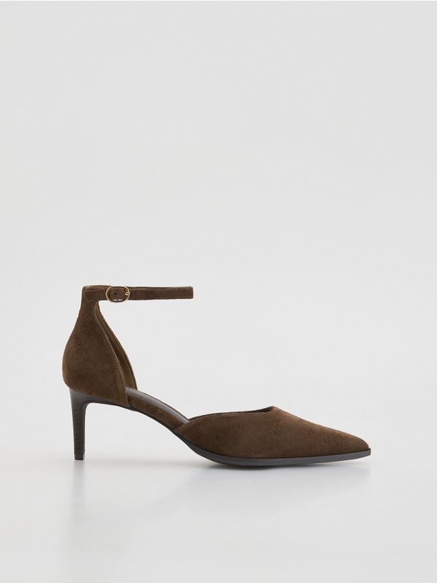 Reserved - Zamszowe czółenka z paskiem - brązowy