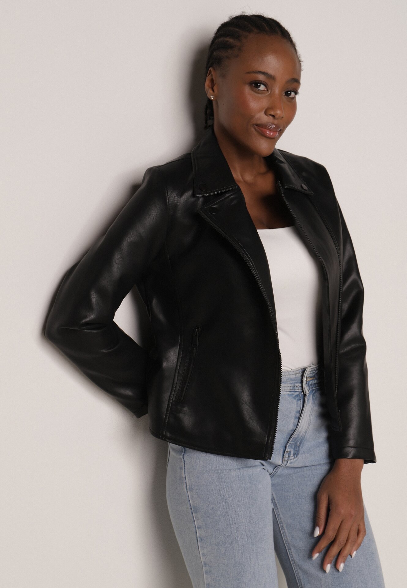 Czarna Kurtka Ramoneska o Taliowanym Kroju z Suwakami przy Rękawach Harirra