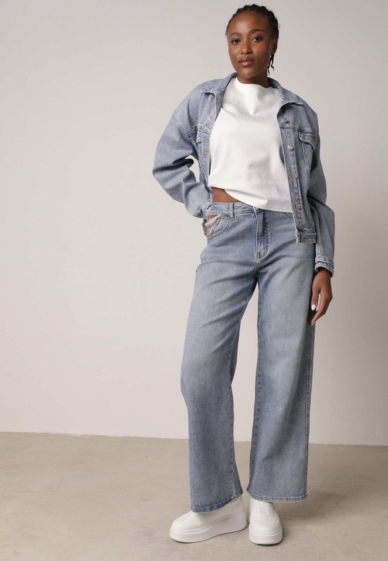 Niebieskie Bawełniane Szerokie Jeansy z Wysokim Stanem Wycięciami i Perełkami Felatia