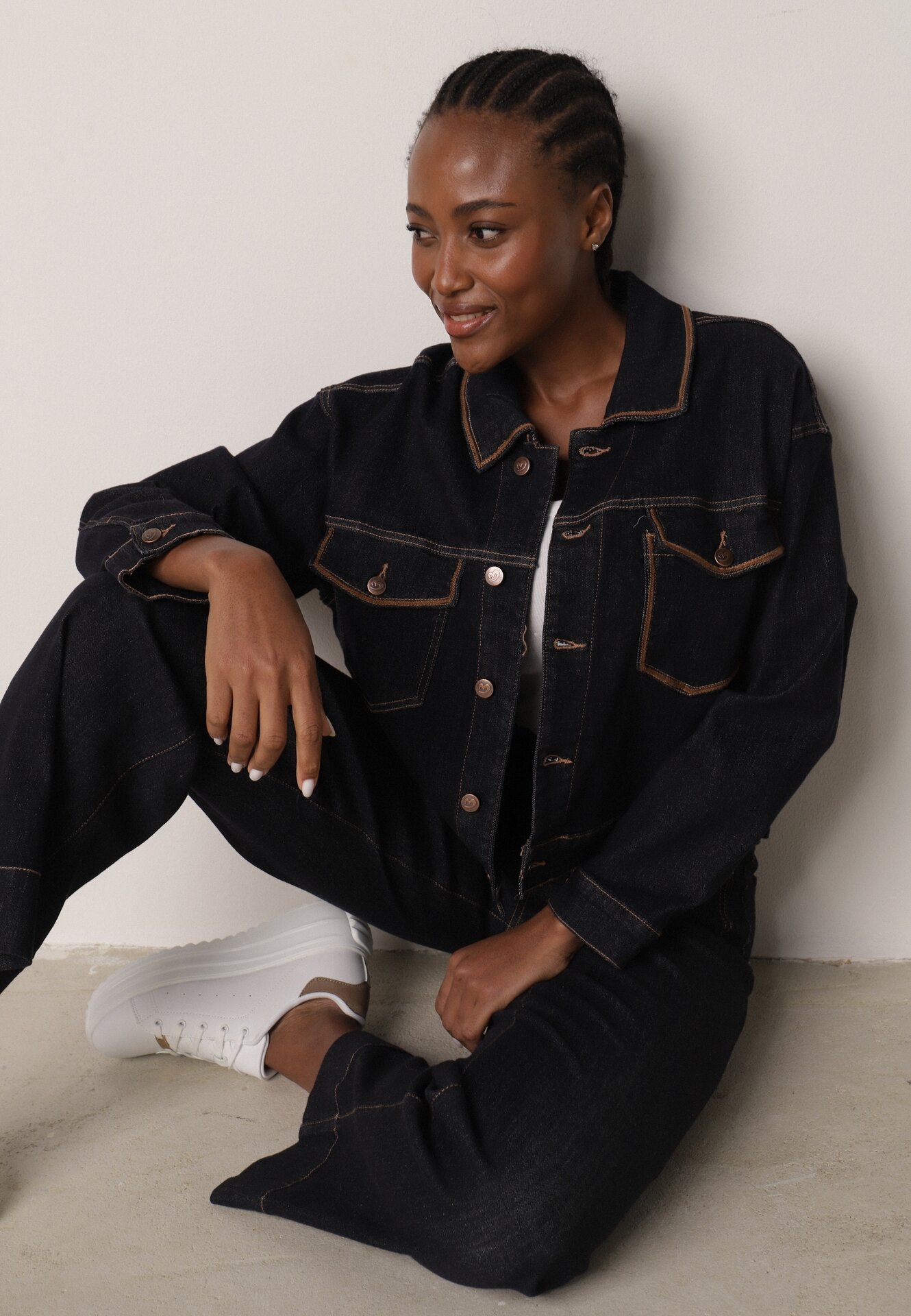 Niebieska Kurtka Jeansowa z Bawełną Zdobiona Kontrastowymi Lamówkami Nedore