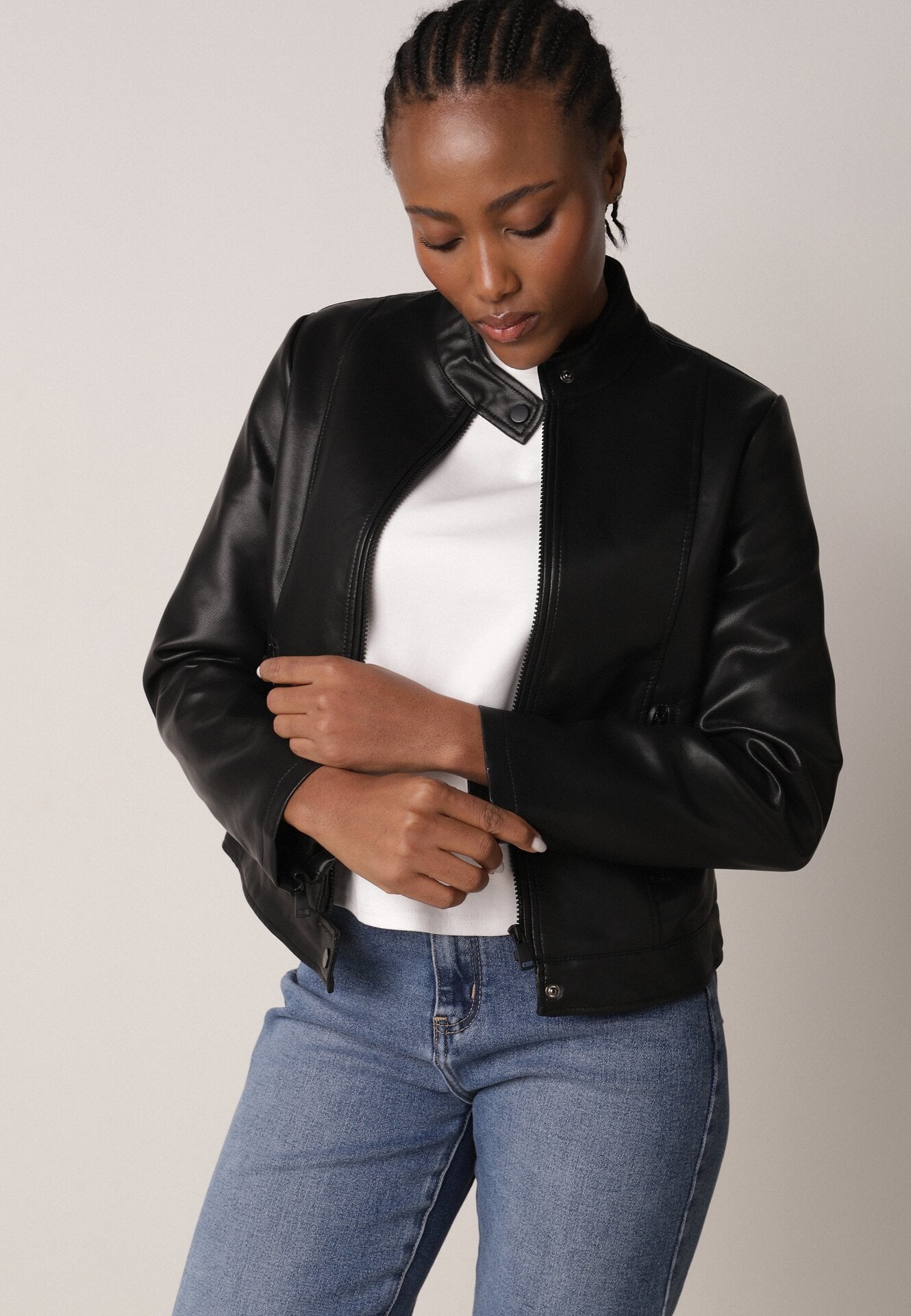 Czarna Klasyczna Kurtka Ramoneska o Dopasowanym Kroju ze Stójką Leamariel