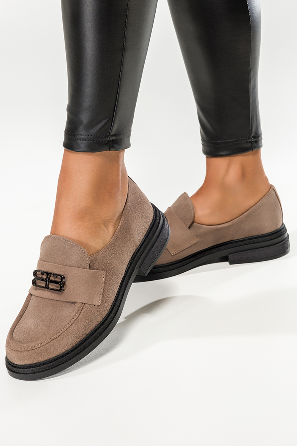 Beżowe mokasyny skórzane damskie z czarną ozdobą PRODUKT POLSKI Casu 79825