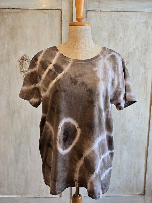 T-shirt shibori farbowany roślinami Tanins