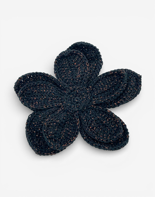 Broszka kwiat XL - czarna z miedzianą błyszczącą nitką