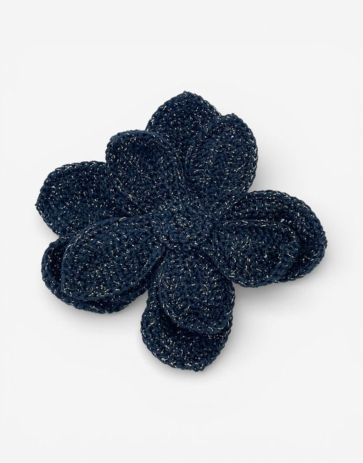 Broszka kwiat XL - czarna ze srebrną błyszczącą nitką