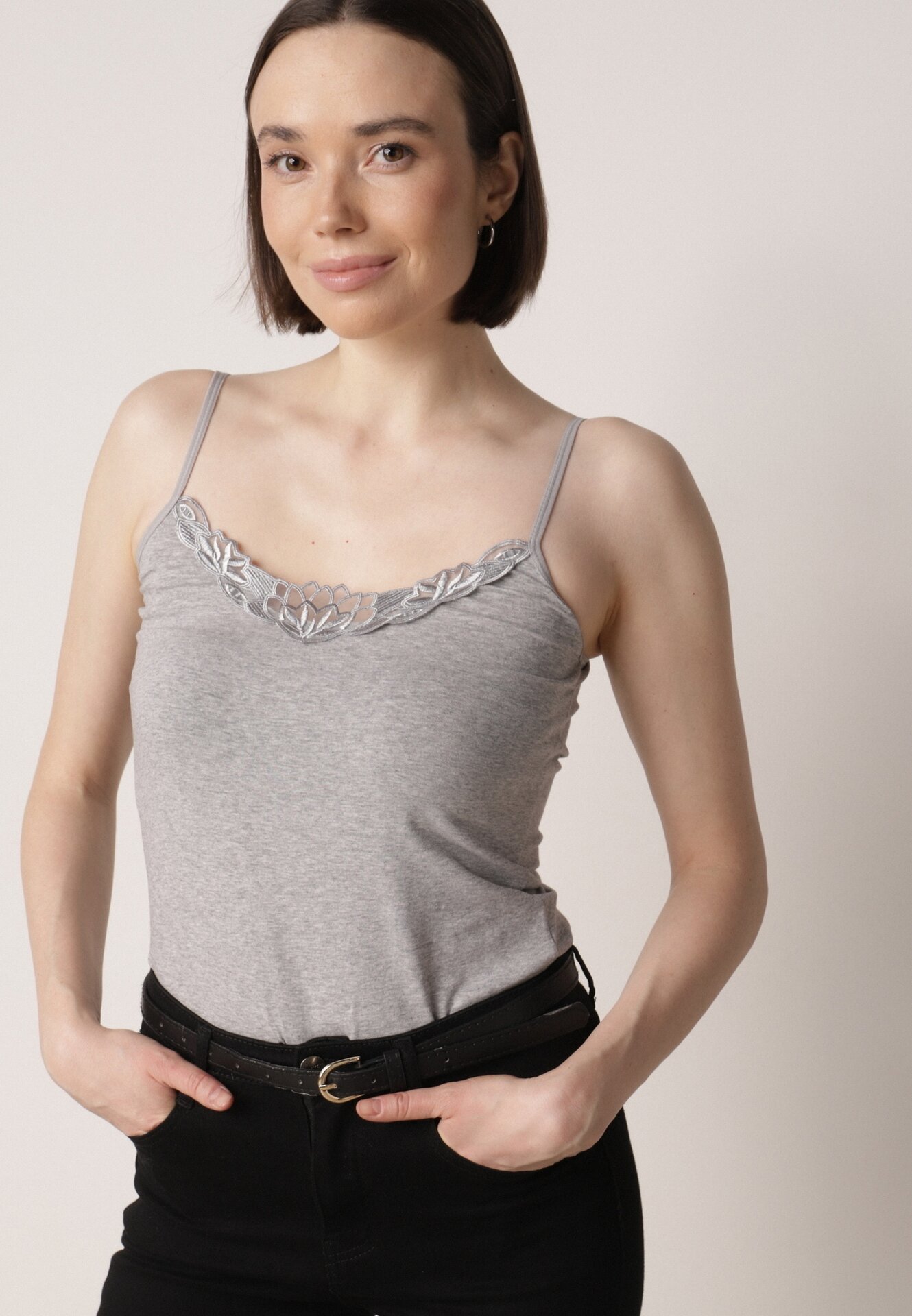 Ciemnoszary Bawełniany Top na Ramiączkach z Ozdobną Koronką przy Dekolcie Berlisa