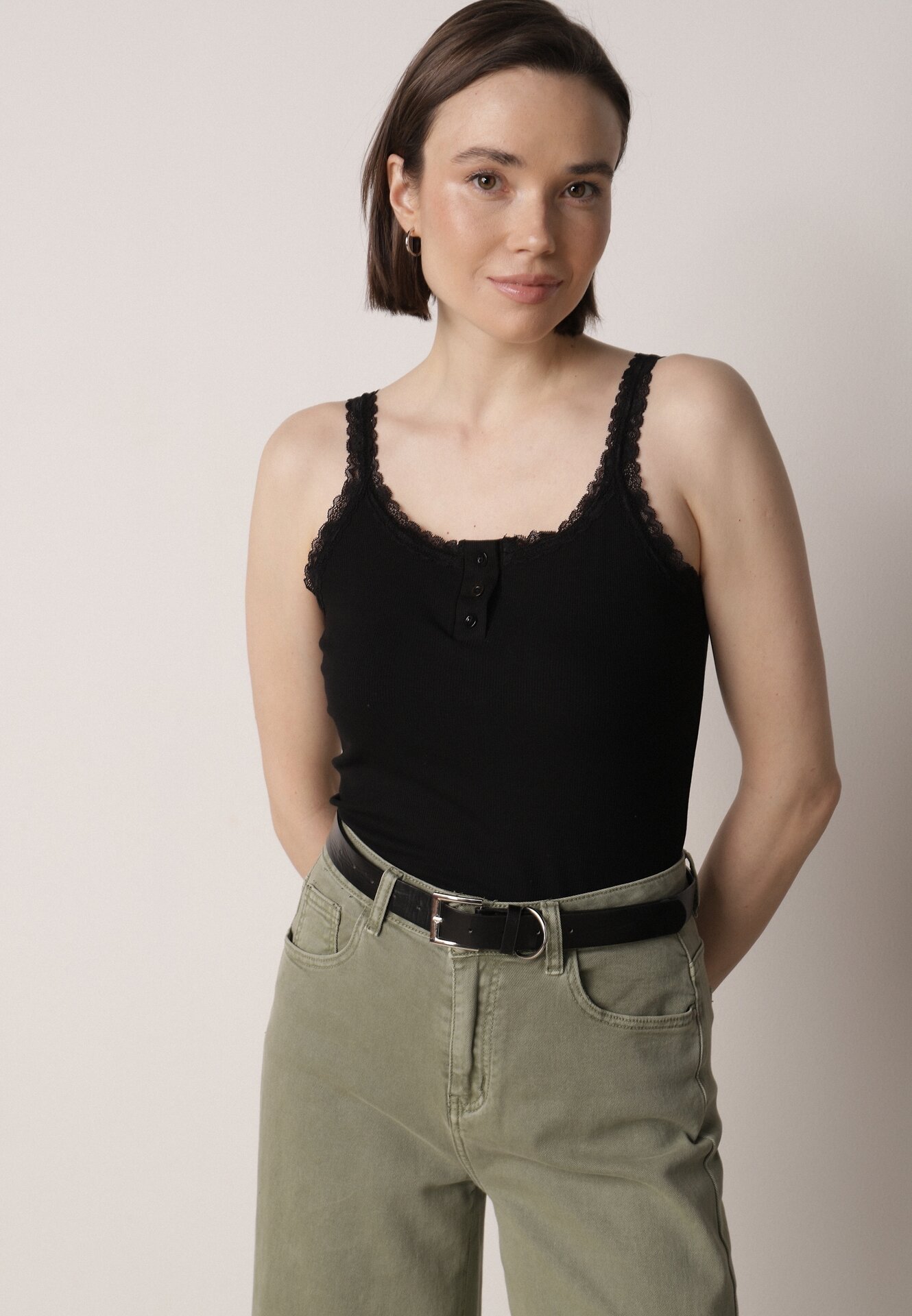 Czarny Top z Bawełny Ozdobiony Guzikami i Koronką przy Dekolcie Beralie