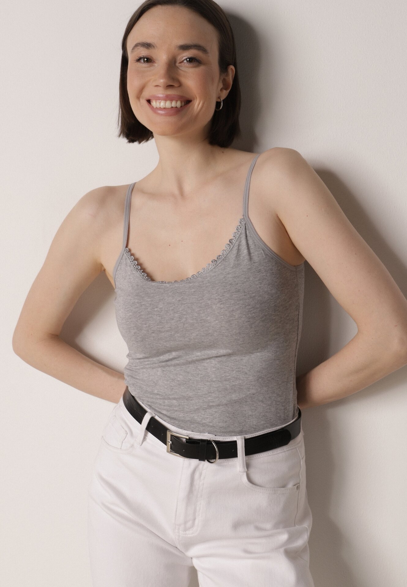 Ciemnoszary Bieliźniany Top z Bawełny Ozdobiony Koronkową Lamówką Bervina