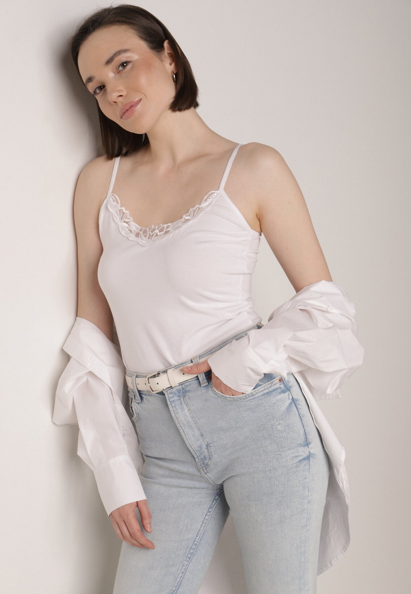 Biały Bawełniany Top na Ramiączkach z Ozdobną Koronką przy Dekolcie Berlisa
