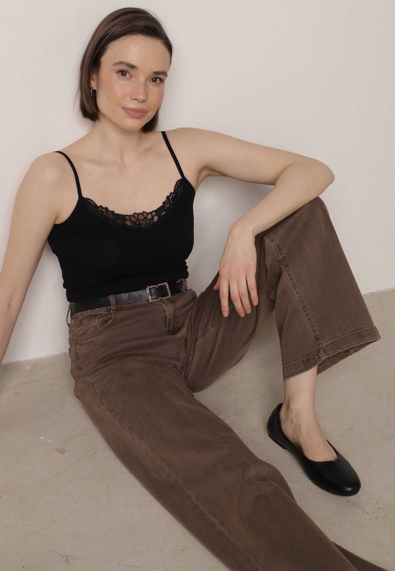 Czarny Bawełniany Top na Ramiączkach z Ozdobną Koronką przy Dekolcie Berlisa