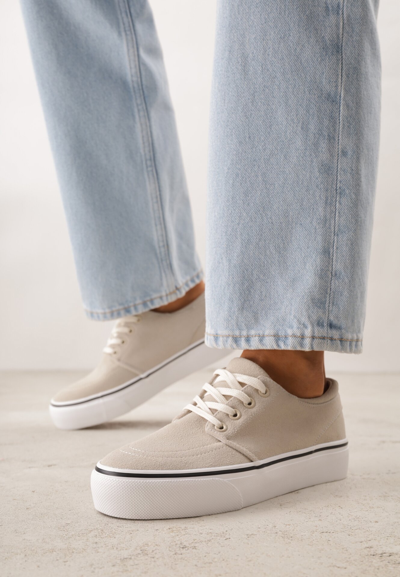 Beżowe Klasyczne Tenisówki z Ozdobnym Paskiem przy Podeszwie Ranora