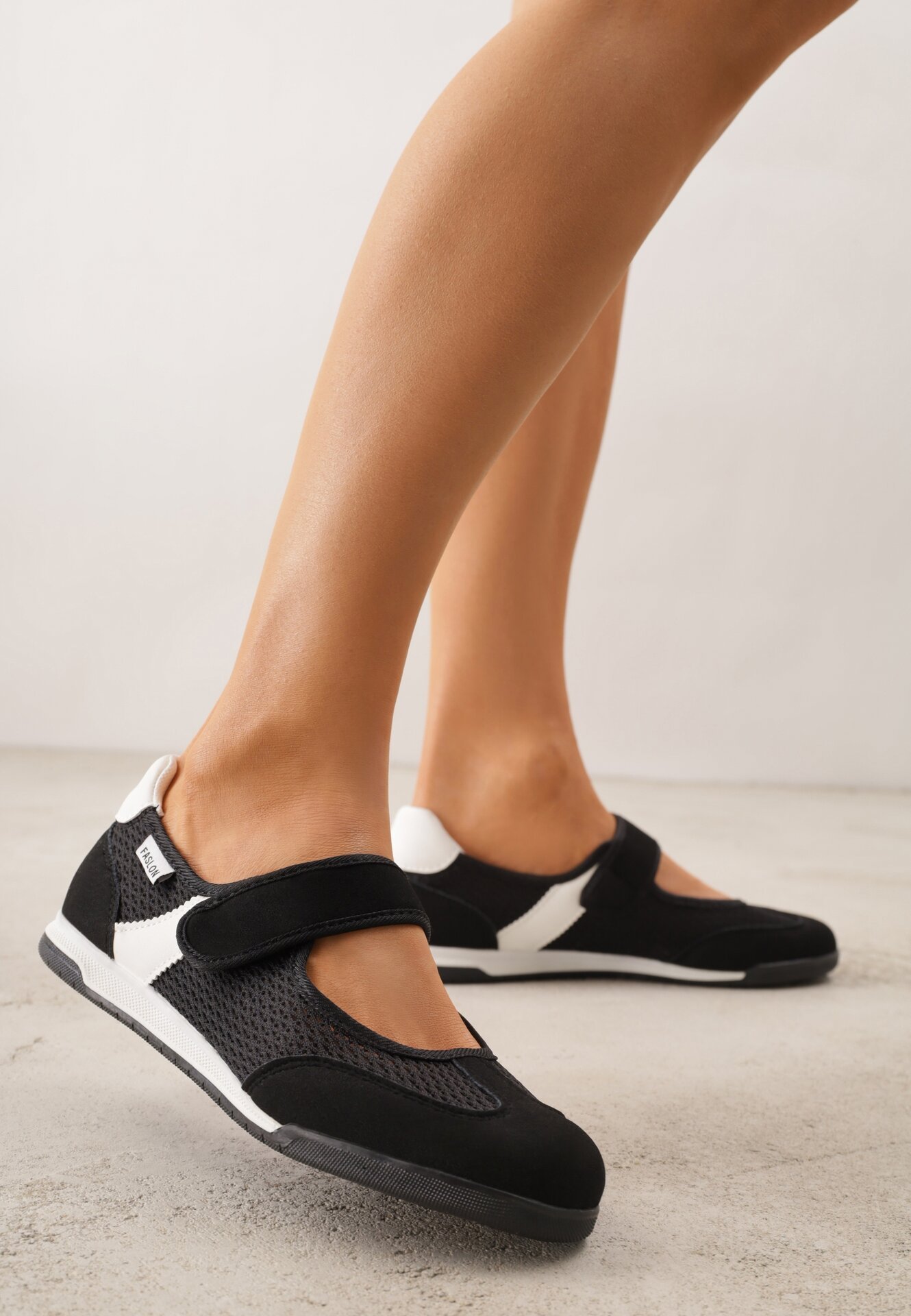 Czarne Tenisówki w Stylu Balerinek z Napisem Emitanela
