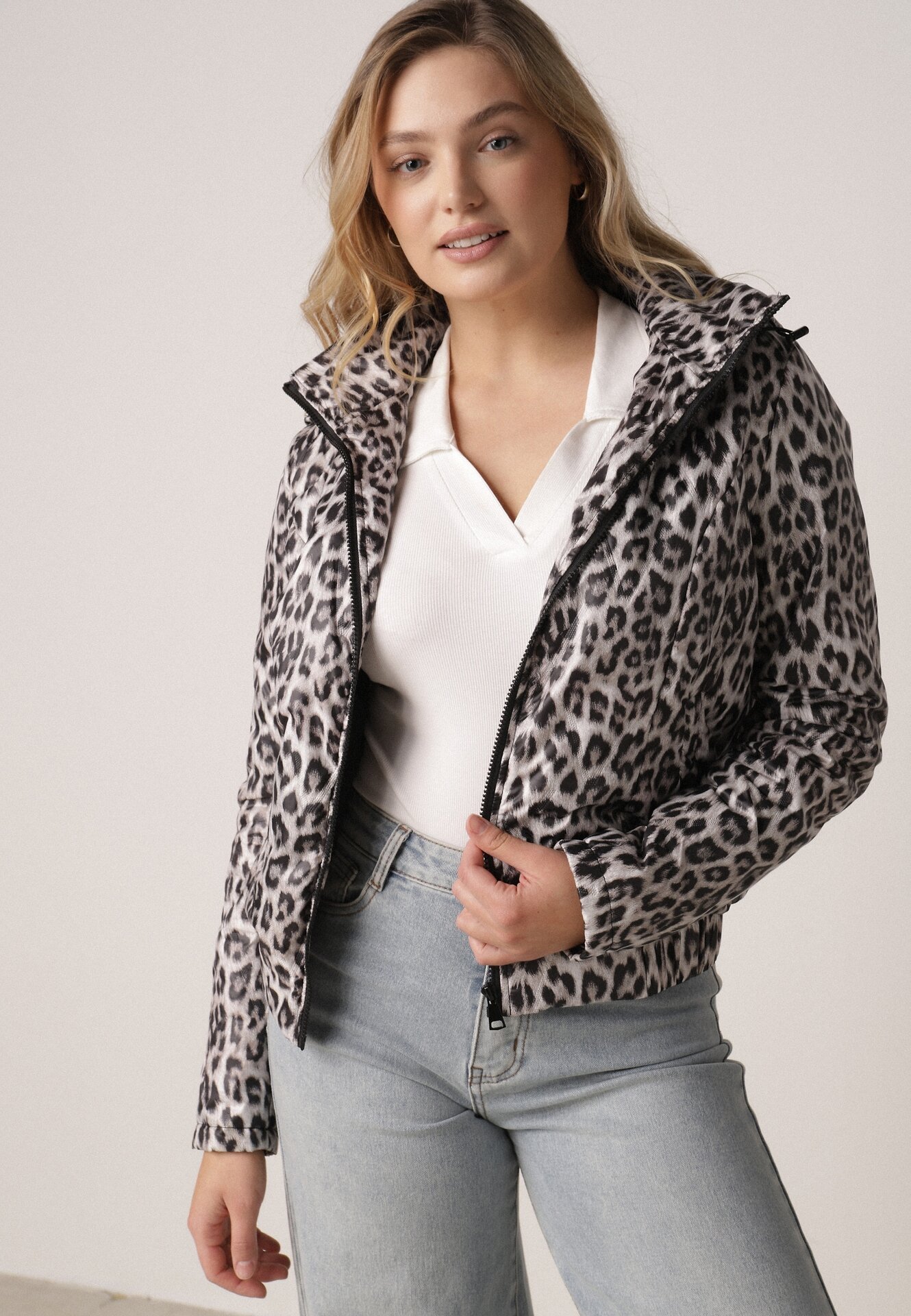 Czarno-Biała Kurtka Przejściowa w Panterkę z Odpinanym Kapturem Antolea