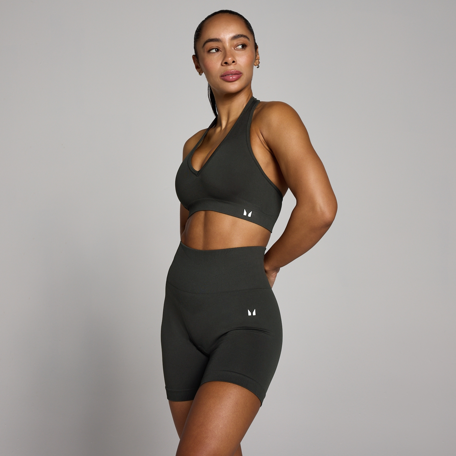 Damski bezszwowy stanik z dekoltem typu halter z kolekcji Tempo MP – Night Grey - S