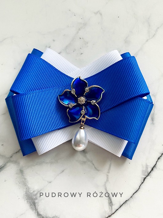 Kolekcja Kwiatowa Brosza z granatowym kwiatem z perełką