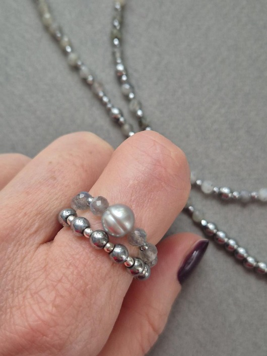 Zestaw srebrnych pierścionków z labradorytów, szarej perły i hematytów