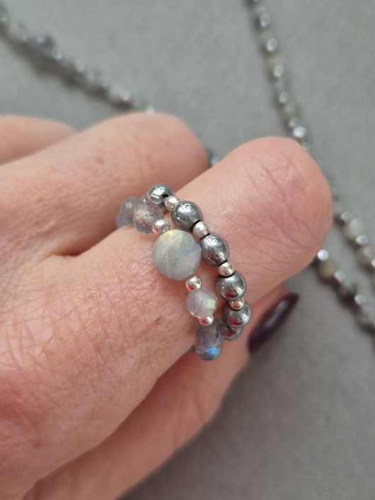 Zestaw srebrnych pierścionków z labradorytów i hematytów