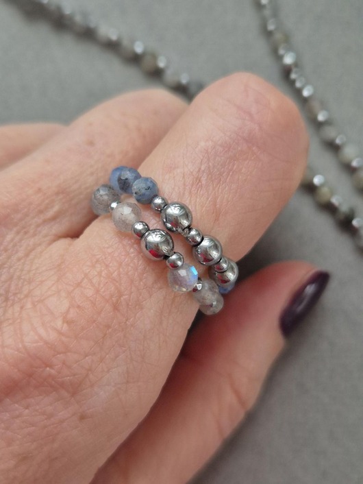 Zestaw srebrnych pierścionków z labradorytów, szafirów i hematytów