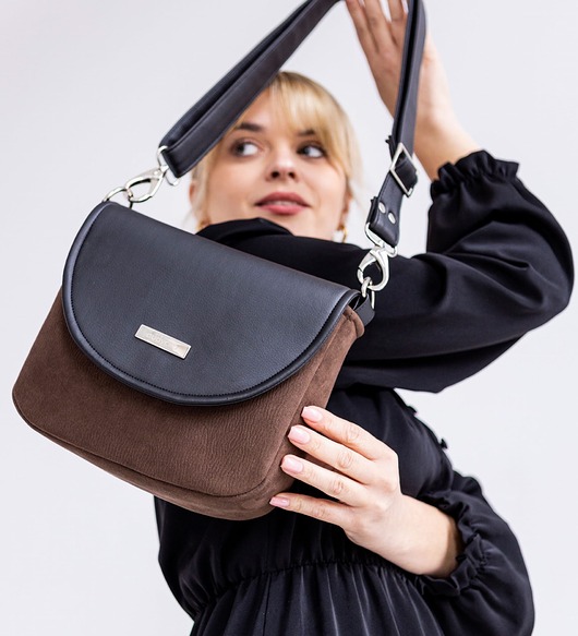 Torebka listonoszka podkówka czekoladowy brąz z czarną klapką