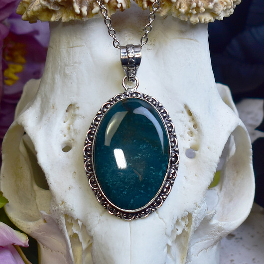 Miedziany posrebrzany wisiorek z agatem mszystym