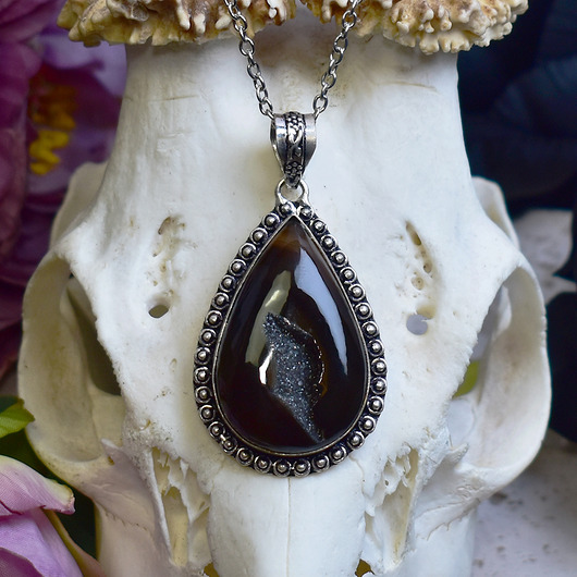 Miedziany posrebrzany wisiorek z czarnym agatem z druzą