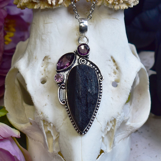 Miedziany posrebrzany wisiorek z surowym turmalinem i ametystami