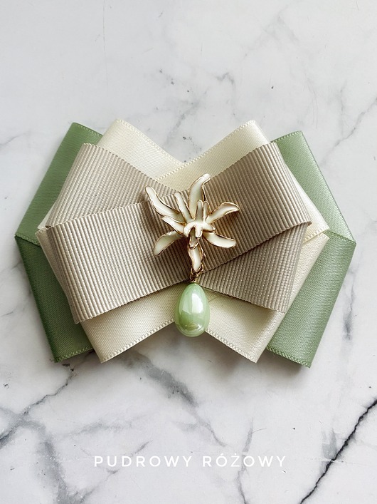 Brosza z Kwiatem i zieloną perłą Nowość