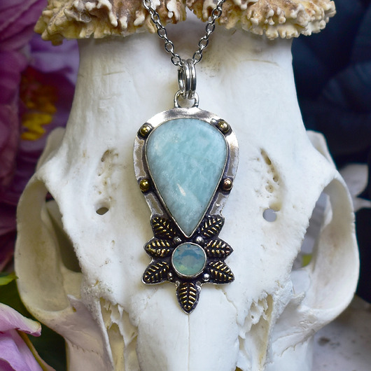 Miedziany posrebrzany wisiorek z amazonitem i chalcedonem