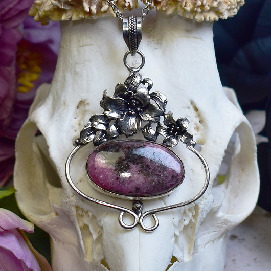 Miedziany posrebrzany wisiorek z kwiatami i rodonitem