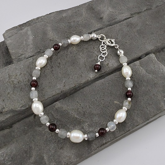 Bransoletka srebrna z perłami, labradorytem, granatem