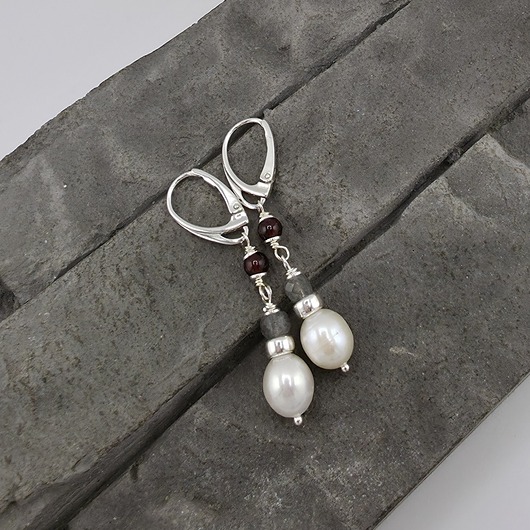 Kolczyki srebrne z perłami, labradorytem, granatem