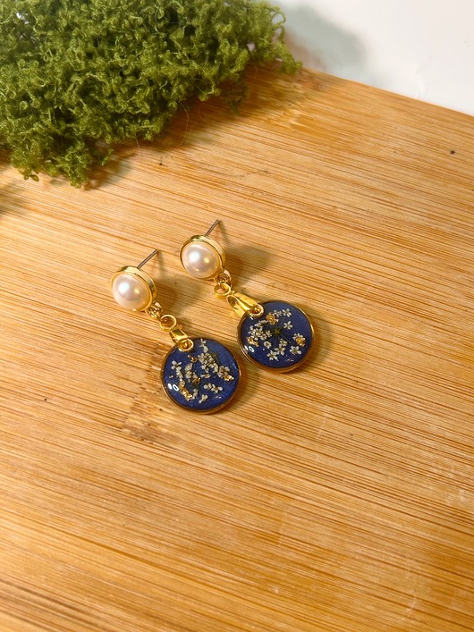 Wiszące kolczyki z kwiatami intensywnie niebieskie chabrowe