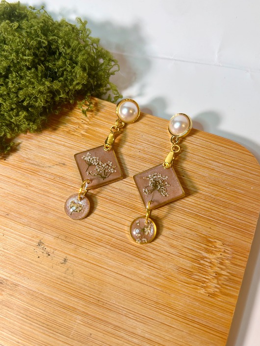 Efektowne wiszące kolczyki z kwiatami Dzika marchew