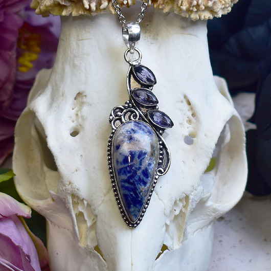 Miedziany posrebrzany wisiorek z sodalitem i ametystami