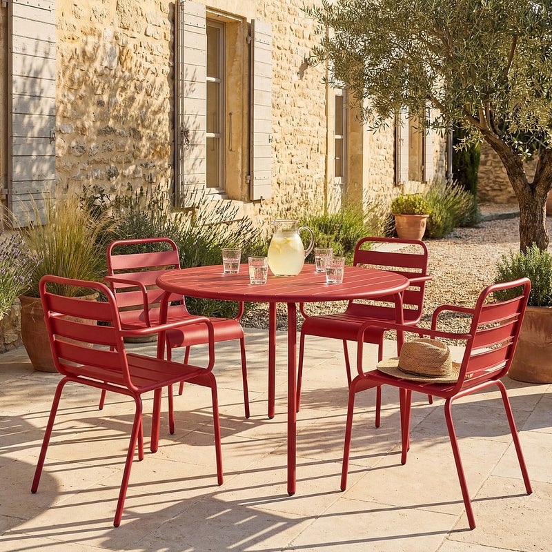 Metalowy zestaw jadalniany do ogrodu – stół o średnicy 110 cm i 4 fotele sztaplowane – czerwony – MIRMANDE od MYLIA