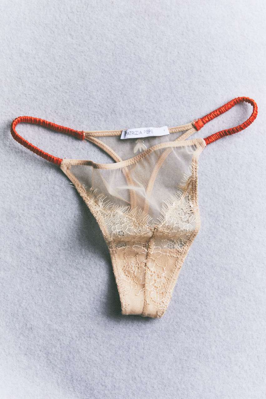 Stringi z tiulu i koronki