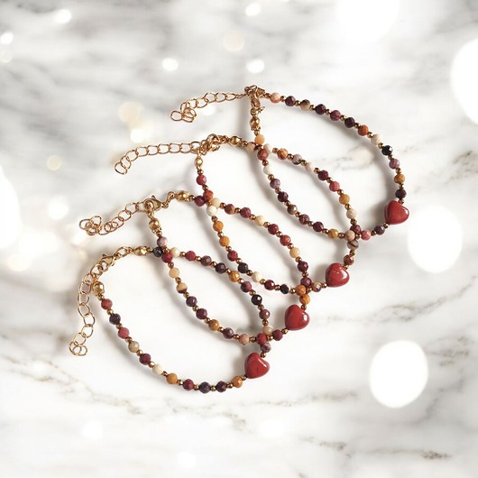 Bransoletka z serduszkiem : mokait, jaspis królewski