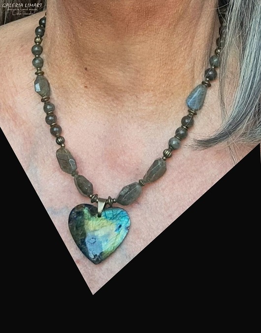 Elegancki naszyjnik z labradorytu z cudnie mieniącym się sercem handmade