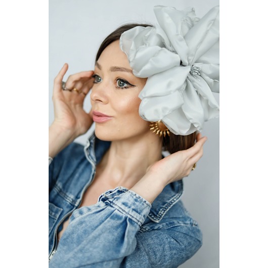 Jasnoszara broszka, spinka kwiat