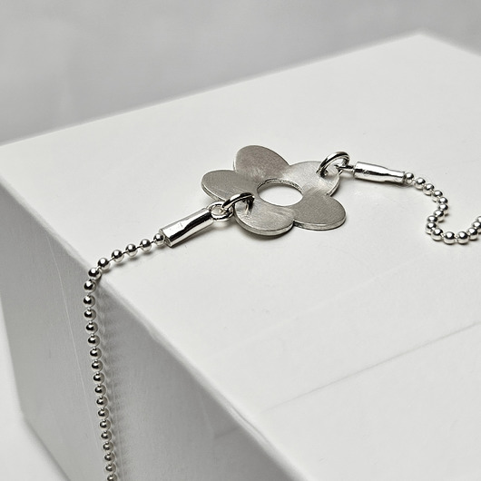 Delikatna srebrna bransoletka z kwiatem niezapominajką