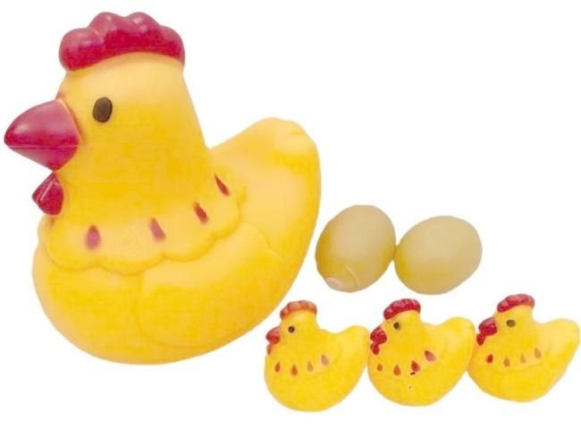 Kura gumowa z jajkami - figurka
