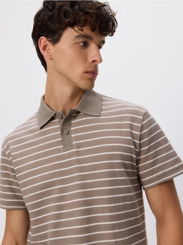 Reserved - Koszulka polo comfort w paski - beżowy